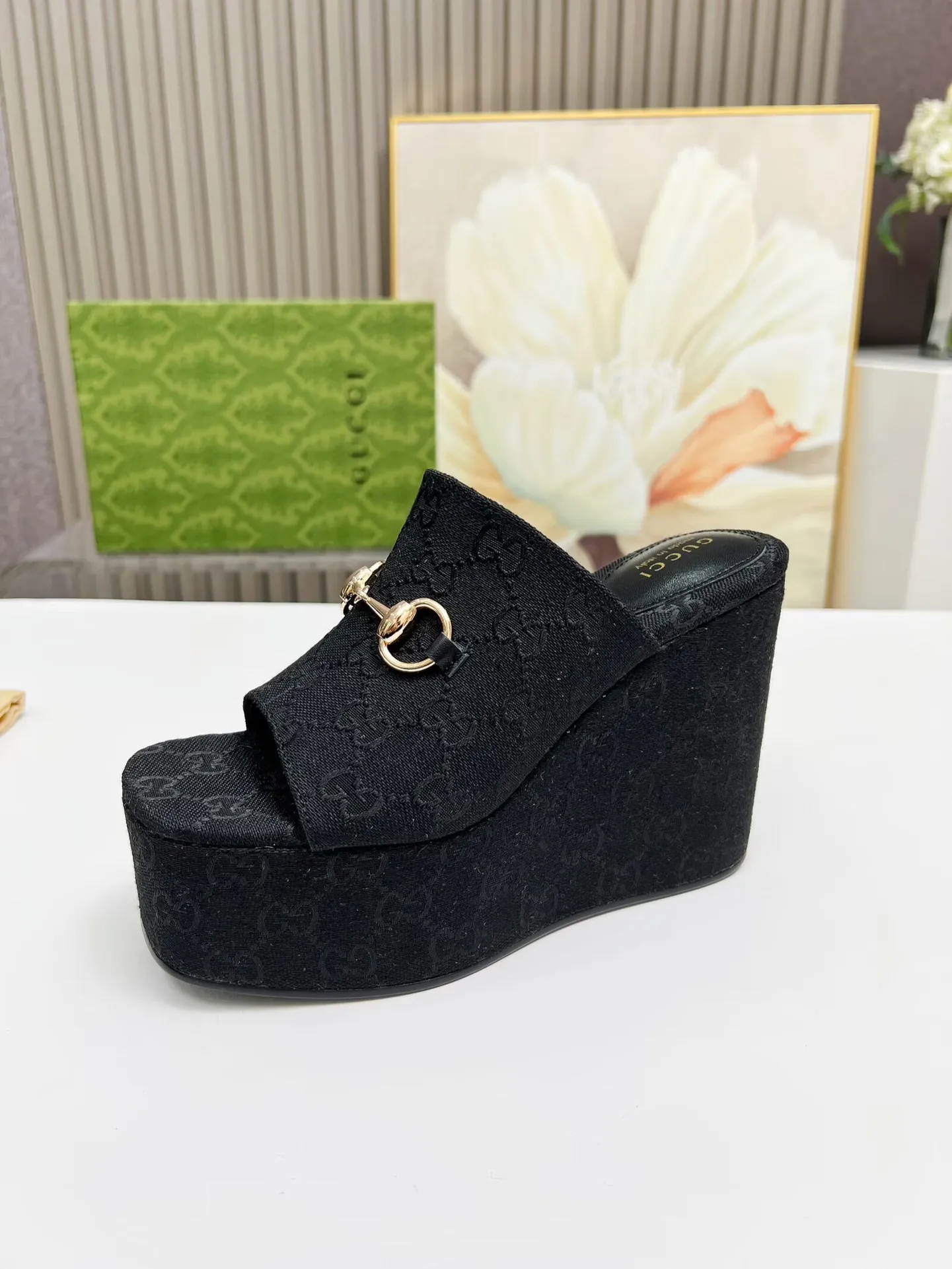👟👟Ex-factory price 440👟👟 Gucci's new slippers, fashionable, high-end and full of personality✅ Very stable, comfortable and durable for daily use, convenient and unique for daily matching, a must-have classic for summer, the upper uses GUCCI brand buckles Inner/foot pads: sheepskin Platform height: 11cm Color: black, brown Size: 35-42 (41, 42 need to be customized) Packing: Comes with cloth bag cards.